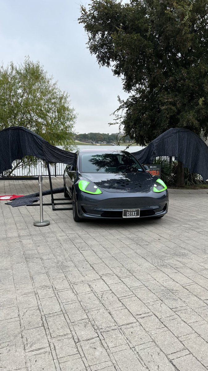 jenstreet's tweet photo. Halloween season is the best. My favorite part is seeing everyone do a doubletake. Never gets old! @Tesla @elonmusk @HTTYDragon @Dreamworks #toothlesstesla #tesla #model3 #teslamodel3 #toothless #httyd #howtotrainyourdragon #nightfury https://t.co/DeW0f4WNko