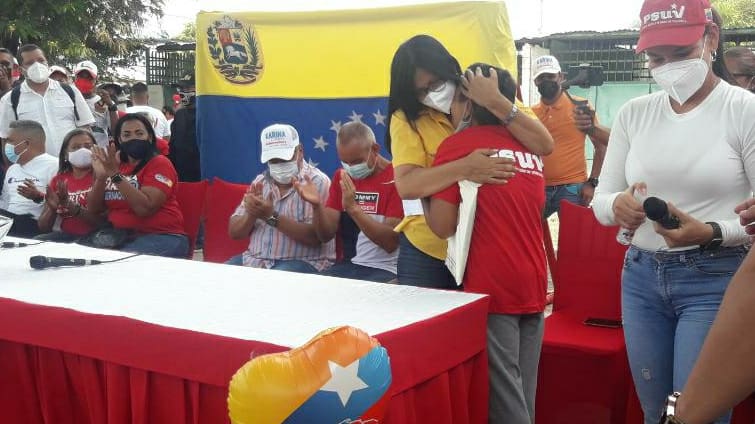 El compromiso revolucionario de nuestro pueblo no se puede dimensionar, ellos son quienes día a día construyen el sendero hacia la inclusión y la igualdad en medio de las dificultades. 
Gracias Brisas del Lago 🌺 

<a href="/NicolasMaduro/">Nicolás Maduro</a> 
<a href="/dcabellor/">Diosdado Cabello R</a> 
<a href="/taniapsuv/">Tania Valentina Díaz</a> 

#VenezuelaTieneConQué