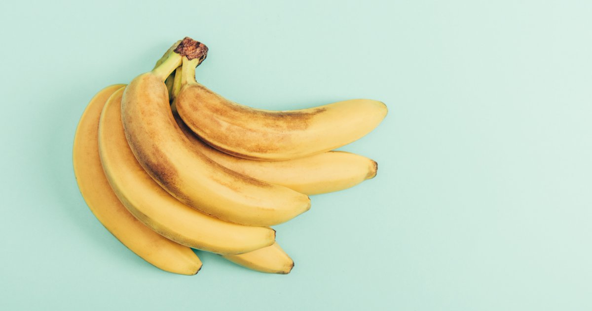ForksOverKnives's tweet photo. Got a ripe banana or two sitting around? You’re in luck. This collection of 23 vegan recipes include banana bread, muffins, pancakes, brownies, carrot cake, oatmeal, French toast, and more.https://t.co/dcNeU7RlWo https://t.co/tfVoX1Ibaw