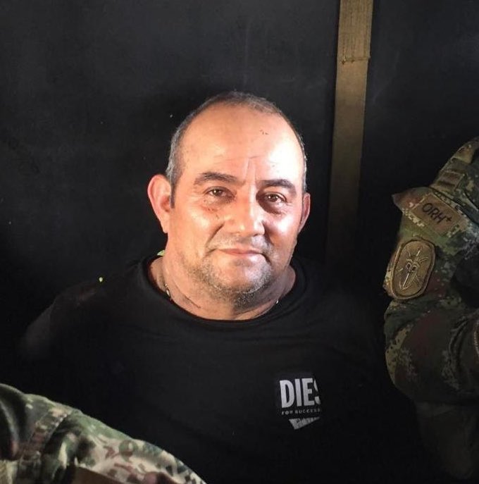 Ambos son mafiosos, ambos están pedidos en extradición. Por ambos hay recompensa de $5 millones de dólares del gobierno de Estados Unidos. La diferencia: Santos indultó a uno y Duque capturó al otro