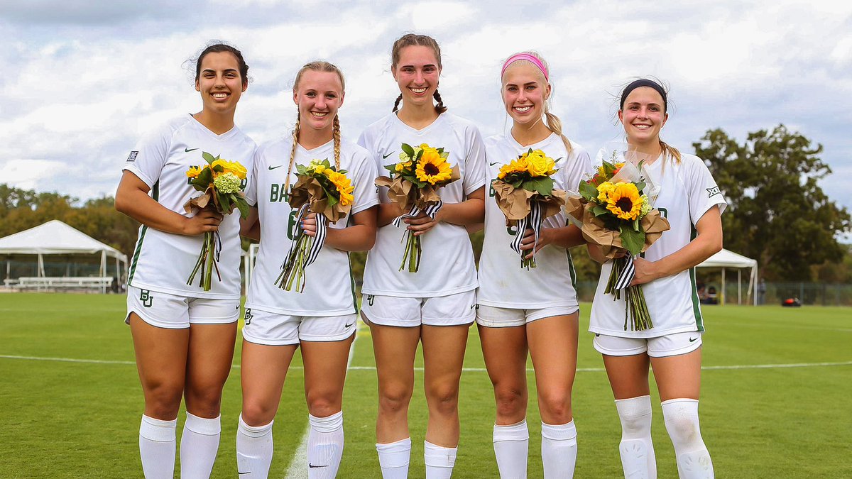 BaylorFutbol's tweet photo. Loved honoring our seniors today 💚

#SicEm🐻 | #FaithFamilyFutbol ⚽️ https://t.co/wdfiOtGeFc