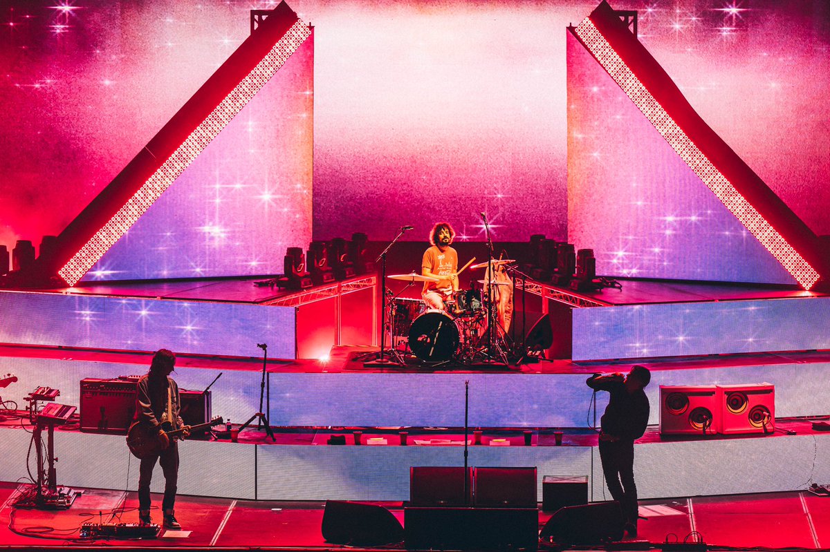 ShakyKneesFest's tweet photo. Now THAT is how it’s done. @thestrokes closing out #ShakyKnees 2021! 💥🤘⚡️🎸

📸: @charlesraygun and @rohofoto https://t.co/7xewdlmRxP