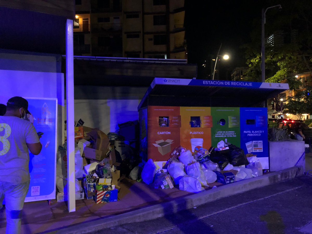 mickeycastillo's tweet photo. @BVNewsPanama @rickydominguez2 @JCBellaVista   los vecinos de Bellavista responden al llamado de reciclaje, ahora hay que pensar en grande! Se necesita por lo menos 3-4 veces espacio en los puntos de reciclaje ♻️ 
Hagámoslo por los peques, por el planeta, por nosotros! https://t.co/0TtFKnpLM8