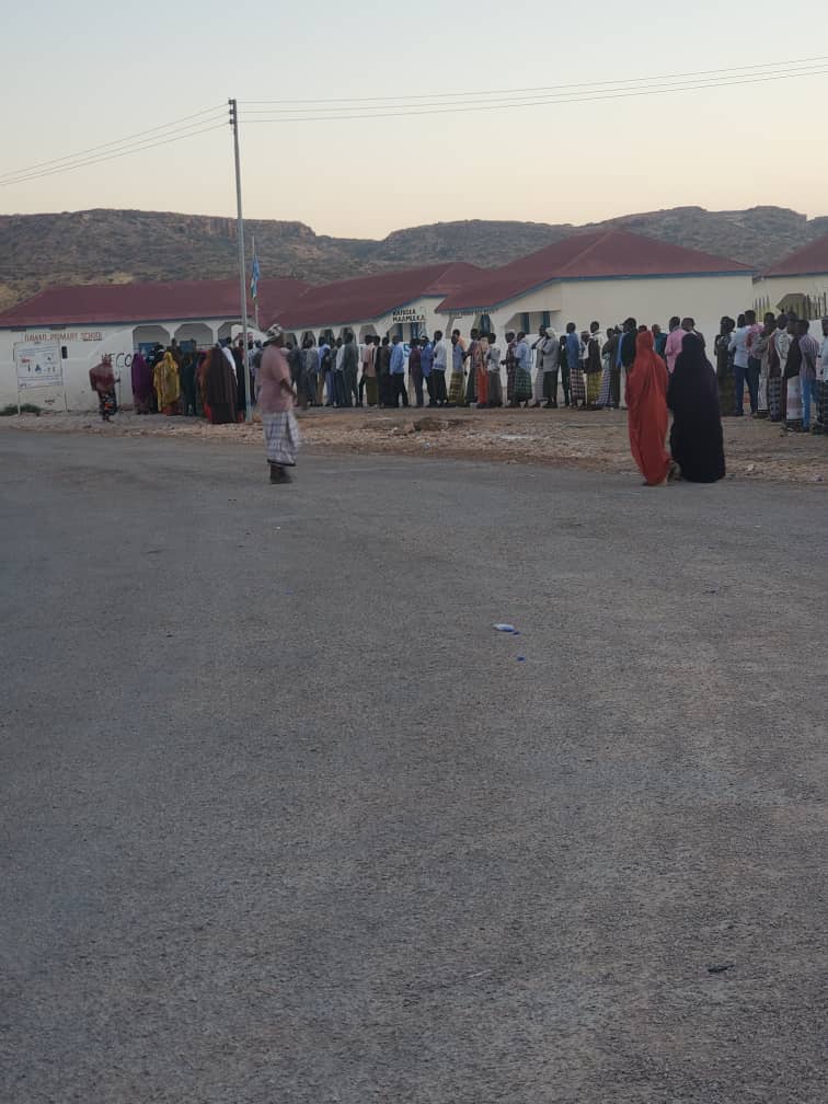 TIDES76's tweet photo. A new dawn for Puntland as right holders line up at the polling stations in #Eyl #Gardo #Ufeyn as Puntland Local Governance elections start. 
@tides @TPECPuntland  @DiakoniaSomalia @UN_Women @UNSomalia @PUNSAA5 https://t.co/kTYxSx3BdK
