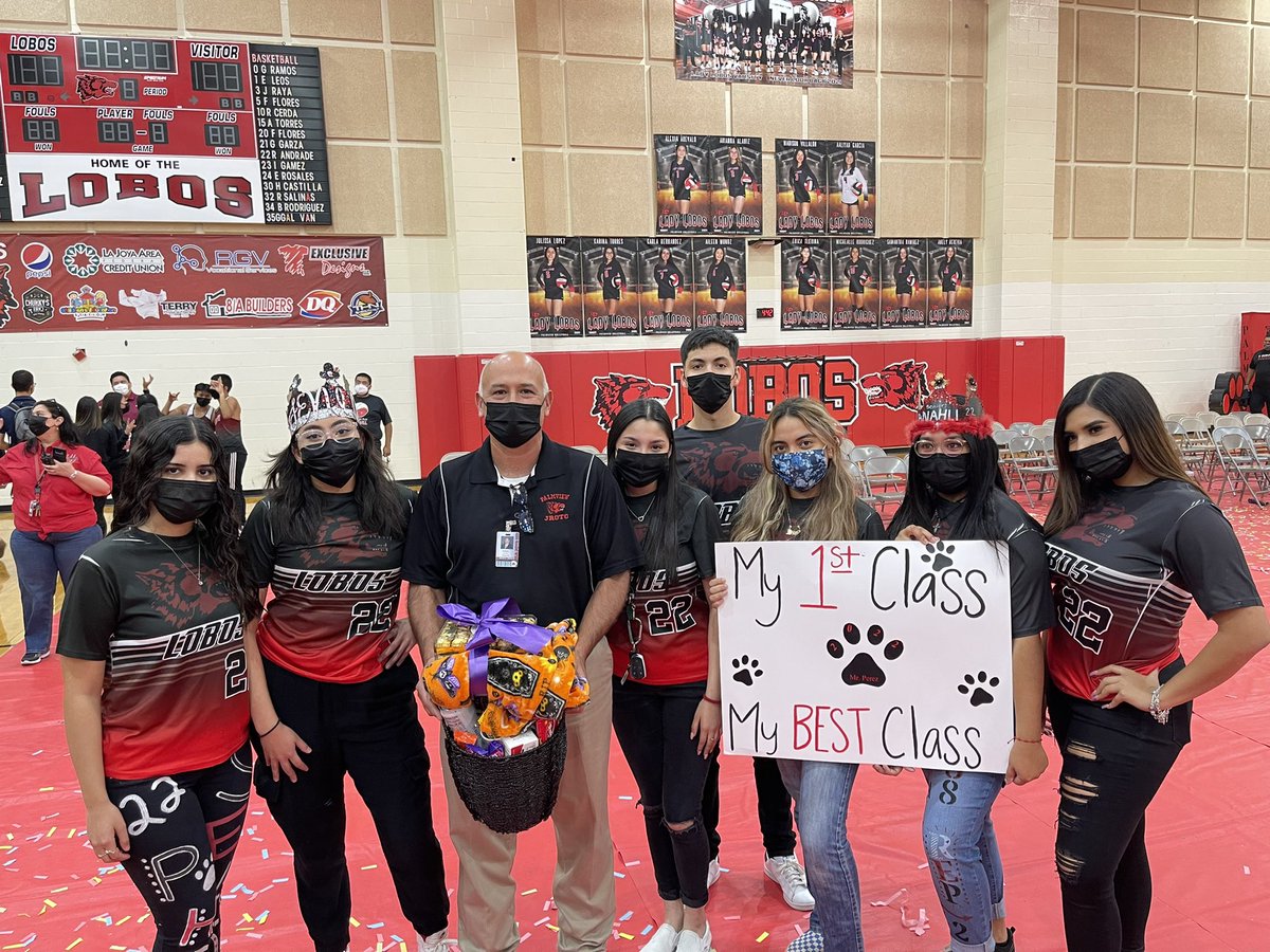 LoboSeniors22's tweet image. It’s National Principals Month! We want to thank Mr. Perez for all the support. Senior Class presented him with a small gift in appreciation for his hard work and dedication to PHS! 🐾🔴⚫️ #WeRunThis