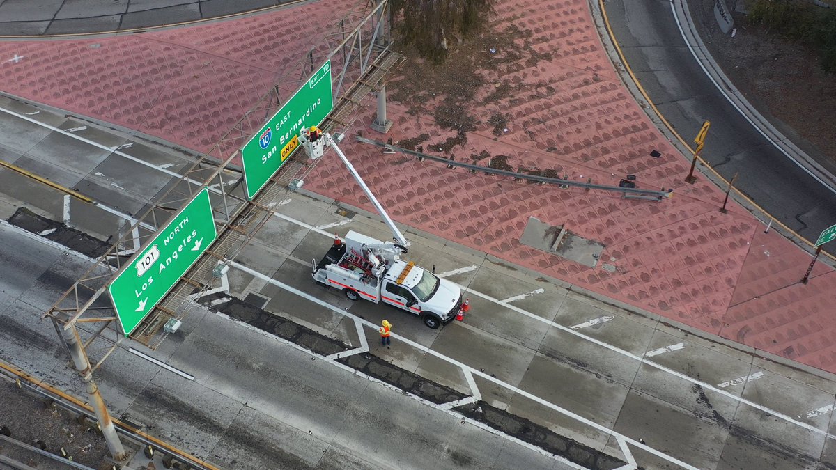 CaltransDist7's tweet photo. π #CaltransDist7 Swarm on US101 in #DTLA this weekend. #BoyleHeights Paving, planting and signing, oh my! 7 of 8 @CaltransDist7 @CaltransHQ @SantiagoAD53 https://t.co/V8JL9JXFfG