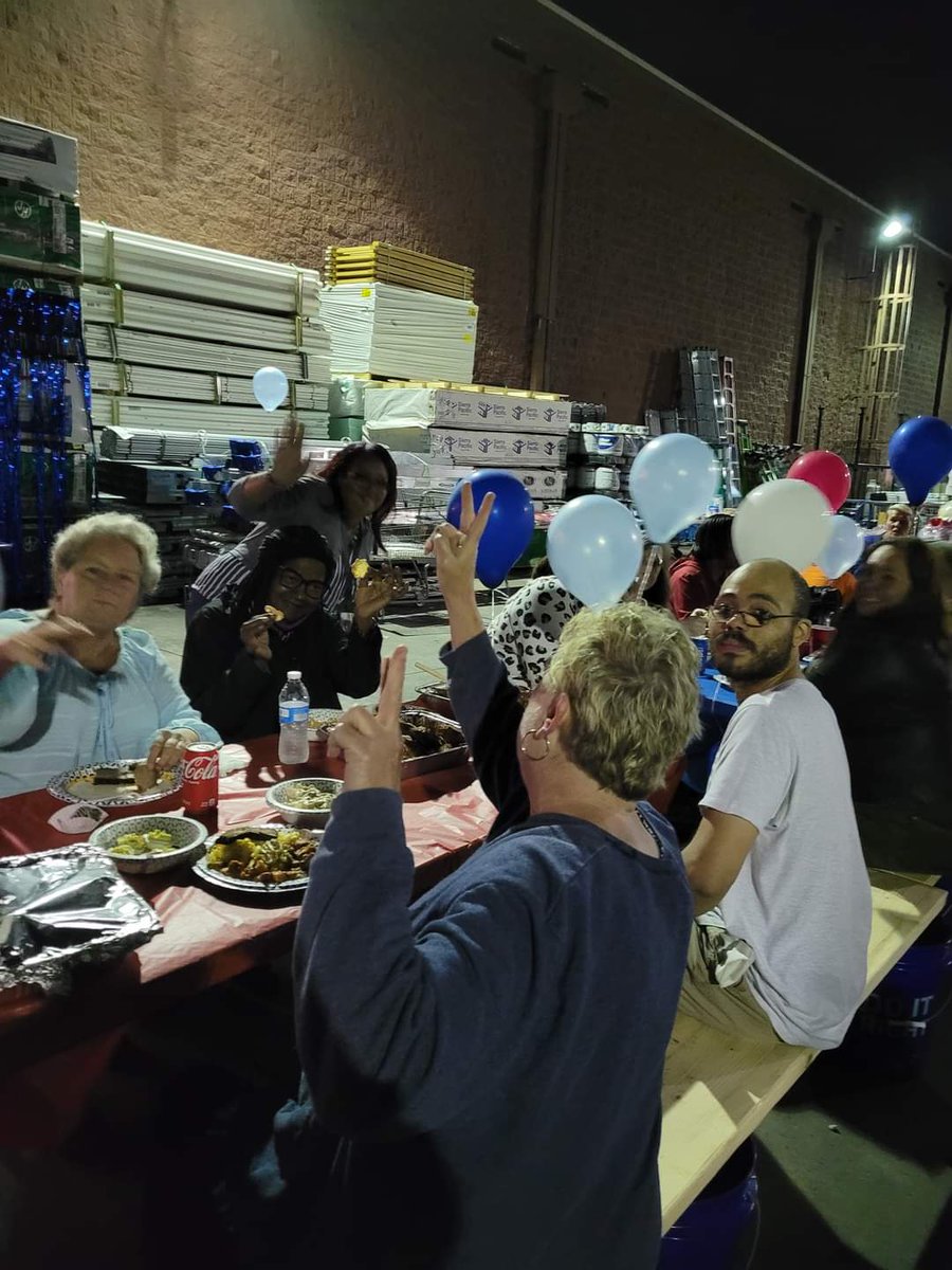 linac3676's tweet photo. Front End recognition and celebration! Thank you team #lowes2594 
#frontendcelebration 
@JMB_Burnett 
@BenitoKomadina 
@LauraG813R1 
@rosiegirl3702 
@ArzuCristino https://t.co/YBMr0oGyqc