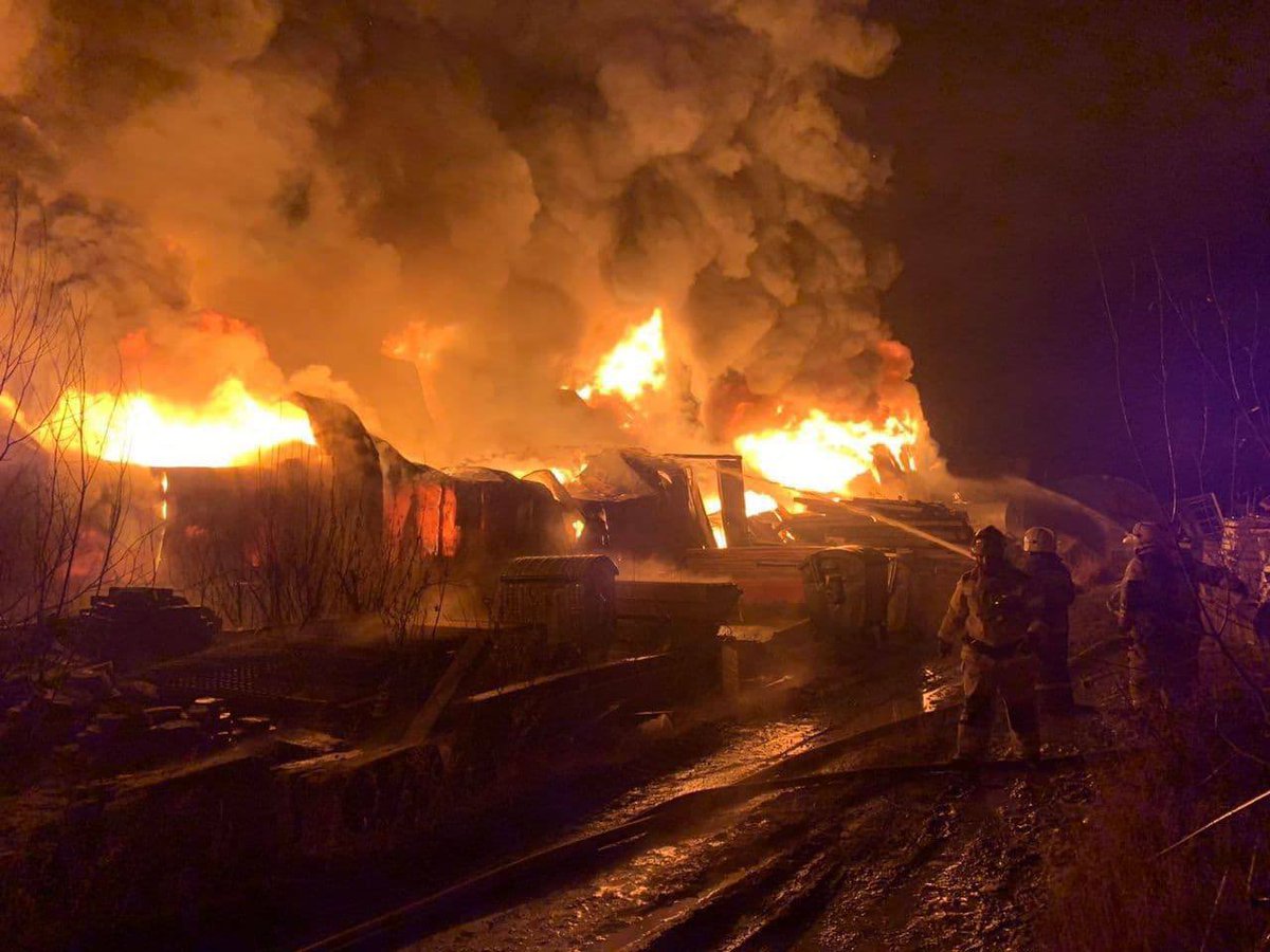 пожар фото. ночной пожар склад. пожар. лесные пожары в ханты мансийске. 09.