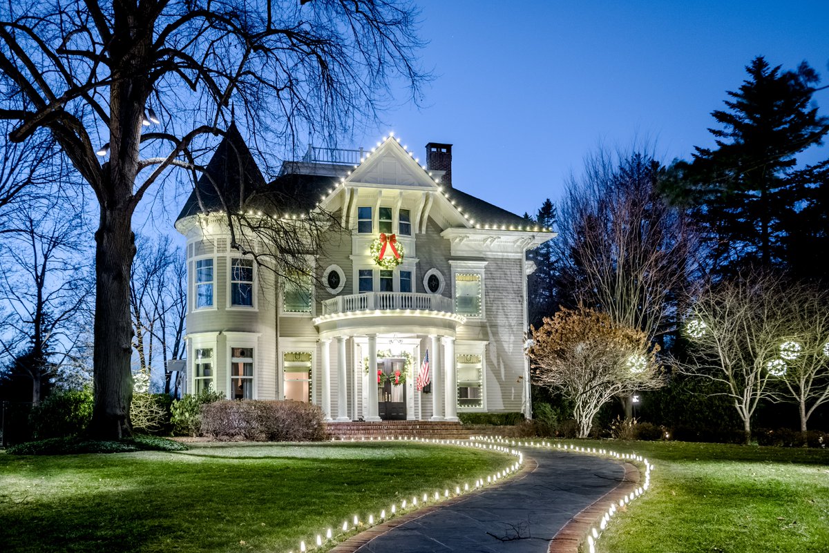 The holiday season is right around the corner! Our decor team is here to help you relax this holiday season. Let us do the decorating while you enjoy the beauty.🎄 #senskeservices
Visit our website to learn more: senske.com/holiday-lights/