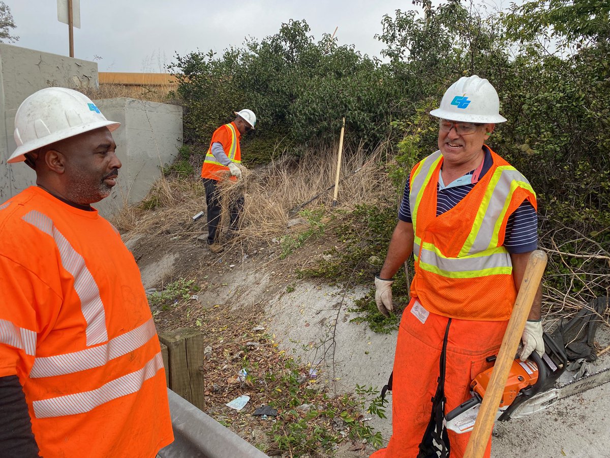 CaltransDist7's tweet photo. π #CaltransDist7 Swarm on US101 in #DTLA this weekend. #BoyleHeights Sweeping up with the last photos of a successful weekend. 8 of 8 @CaltransDist7 @CaltransHQ @SantiagoAD53 https://t.co/l9Q82k1ueH
