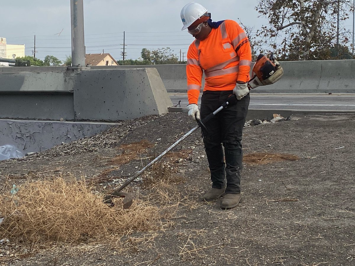 CaltransDist7's tweet photo. π #CaltransDist7 Swarm on US101 in #DTLA this weekend. #BoyleHeights Sweeping up with the last photos of a successful weekend. 8 of 8 @CaltransDist7 @CaltransHQ @SantiagoAD53 https://t.co/l9Q82k1ueH
