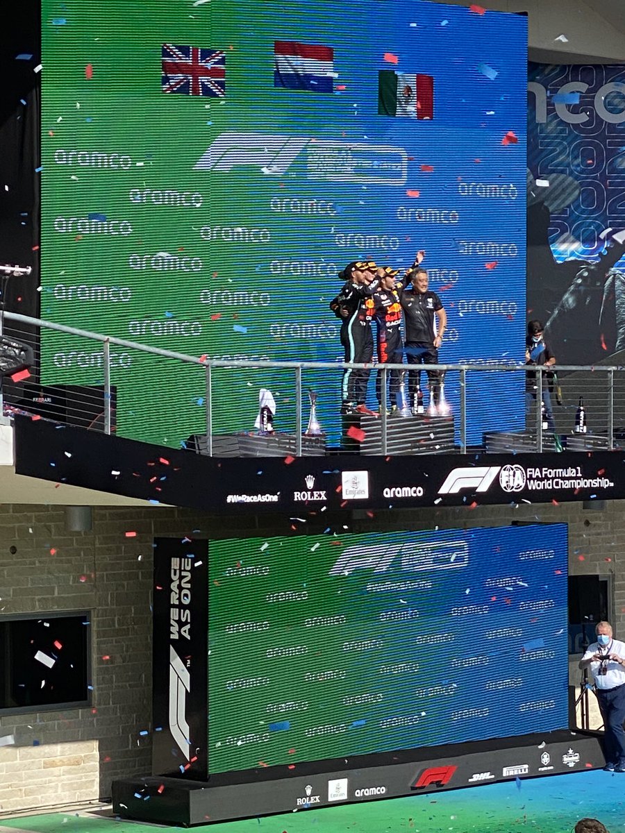 startstand tweet picture