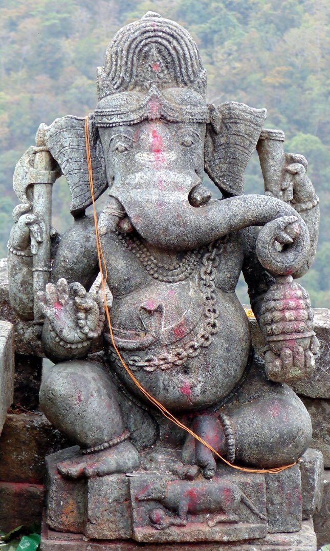 वक्रतुण्ड महाकाय सूर्यकोटि समप्रभ ।
निर्विघ्नं कुरु मे देव सर्वकार्येषु सर्वदा॥ 
🙏❤️

अर्थ– “हे हाथी जैसे विशालकाय गणेश, जिनका तेज सूर्य की सहस्त्र किरणों के समान है, सदा मेरे सभी कार्य बिना किसी विघ्न के पूर्ण करें”।