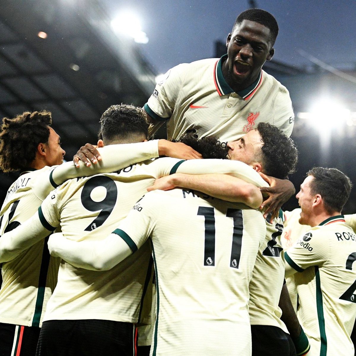 AnfieldRd96's tweet image. 3️⃣ vs Burnley
3️⃣ vs Norwich
3️⃣ vs Leeds
3️⃣ vs Norwich 
3️⃣ vs Brentford
5️⃣ vs Porto
5️⃣ vs Watford
3️⃣ vs Atletico
5️⃣ vs Man Utd 

3+ goals in 9 consecutive away games. 

The streak continues.