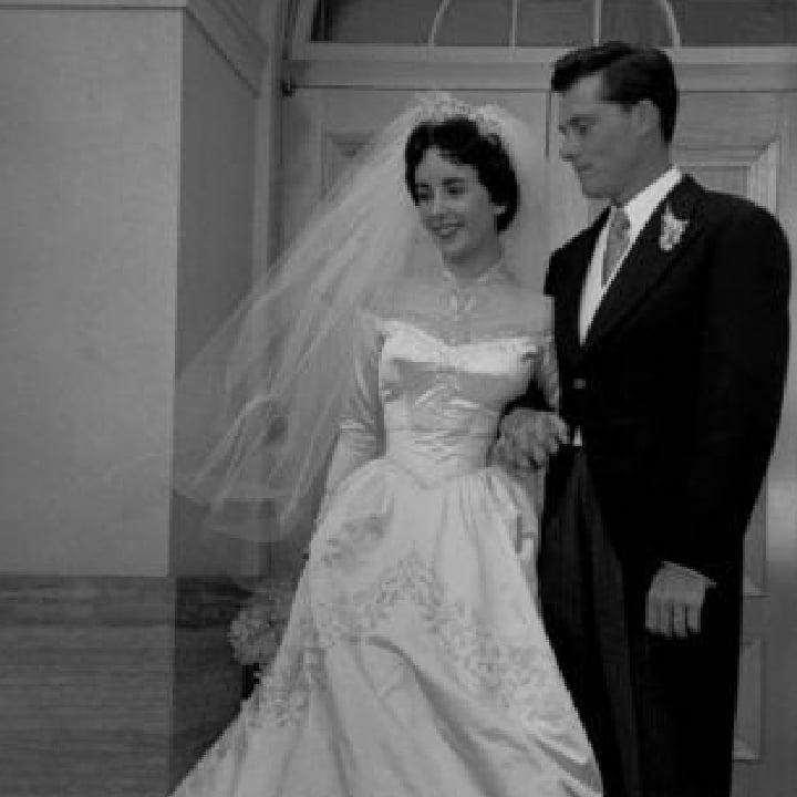 HollywoodForev4's tweet photo. In 1950, barely 18 year-old Elizabeth Taylor married Conrad Hilton, heir to the famous hotel chain, in a ceremony in Los Angeles attended by over 700 guests. https://t.co/bnF25cWmtP