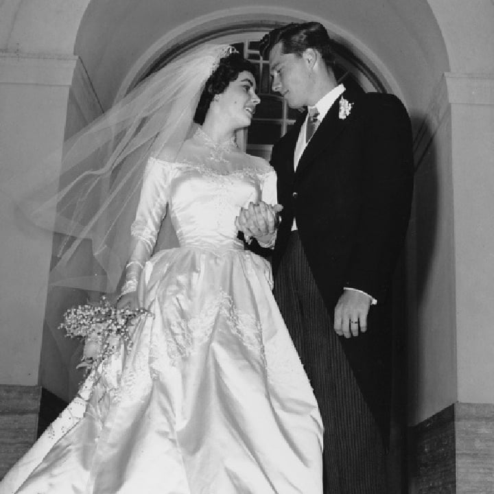HollywoodForev4's tweet photo. For the all-important dress, the actress hired costume designer Helen Rose, whose dressmaking skill would earn her two Oscars for work on films The Bad and the Beautiful and I'll Cry Tomorrow, and who would go on to design the wedding dress for Grace Kelly's marriage to + https://t.co/BdfvfY05BY
