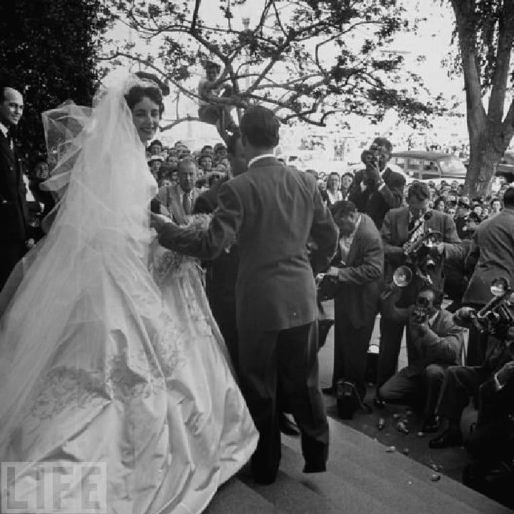 HollywoodForev4's tweet photo. For the all-important dress, the actress hired costume designer Helen Rose, whose dressmaking skill would earn her two Oscars for work on films The Bad and the Beautiful and I'll Cry Tomorrow, and who would go on to design the wedding dress for Grace Kelly's marriage to + https://t.co/BdfvfY05BY
