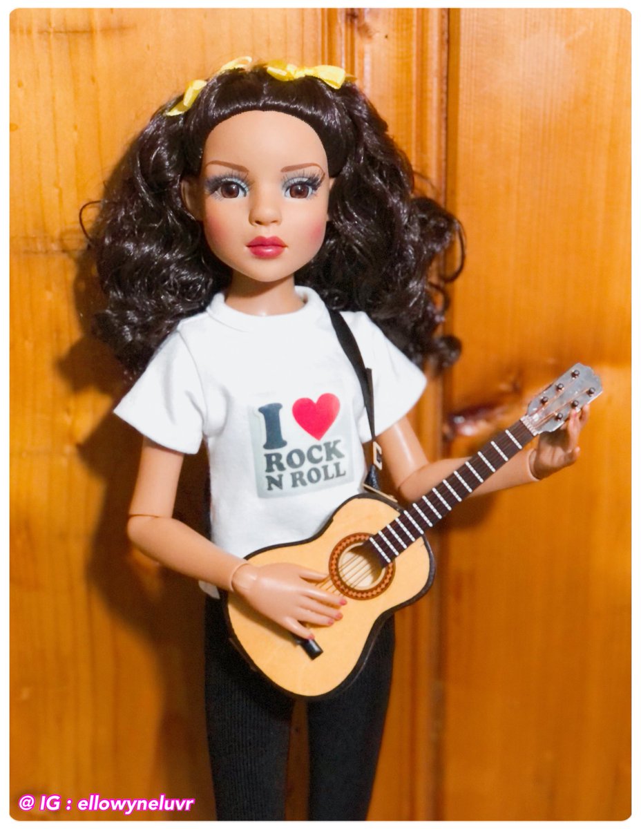 LadyBlaque6's tweet photo. Hazel singing a little medley πΆ #roberttonnerdolls #ellowynewilde #ellowynewildedoll #ellowynedoll https://t.co/gH2I1zquDL