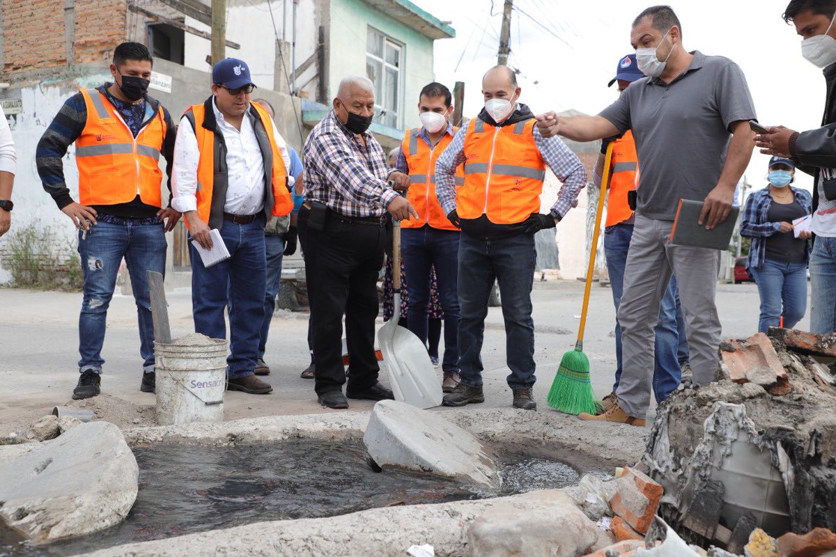 📣 🦺 Al encabezar el 3er “Domingo de Pilas con mi Gobierno”, el <a href="/EF_Galindo/">Enrique Galindo C</a> participó junto a decenas de vecinos de la Colonia Progreso, así como con directores y trabajadores del gobierno de la capital, mismo que en esta ocasión se desarrolló sobre la Avenida Salk. 🪓⛏🧹