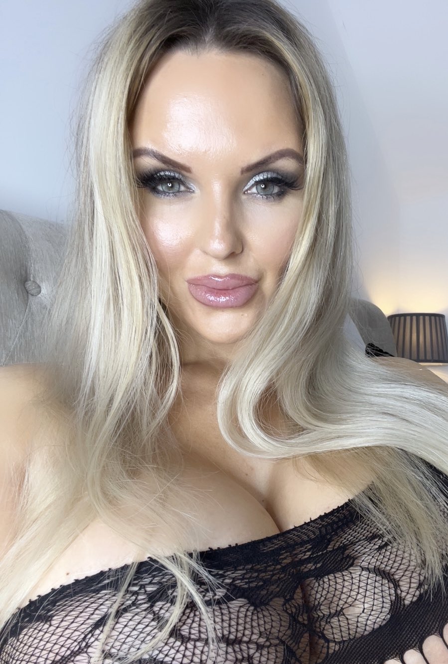 Cristina Fox FREE ONLYFANS on Twitter: "Pic 1 or 2? 🤪…