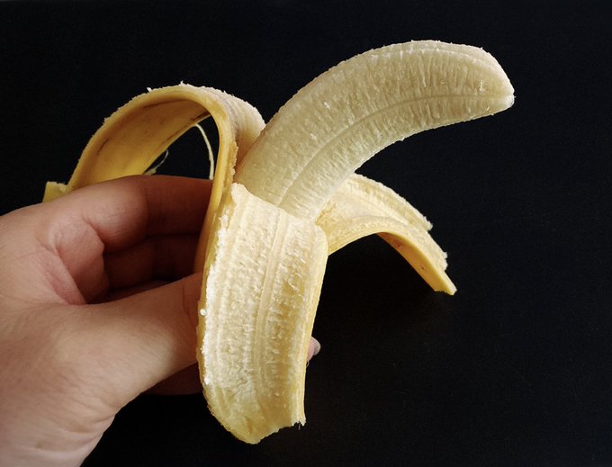 朝バナナ🍌 どこからどうやってどういう風に食べようかな〜♡ https://t.co/UqXAI4IzeF