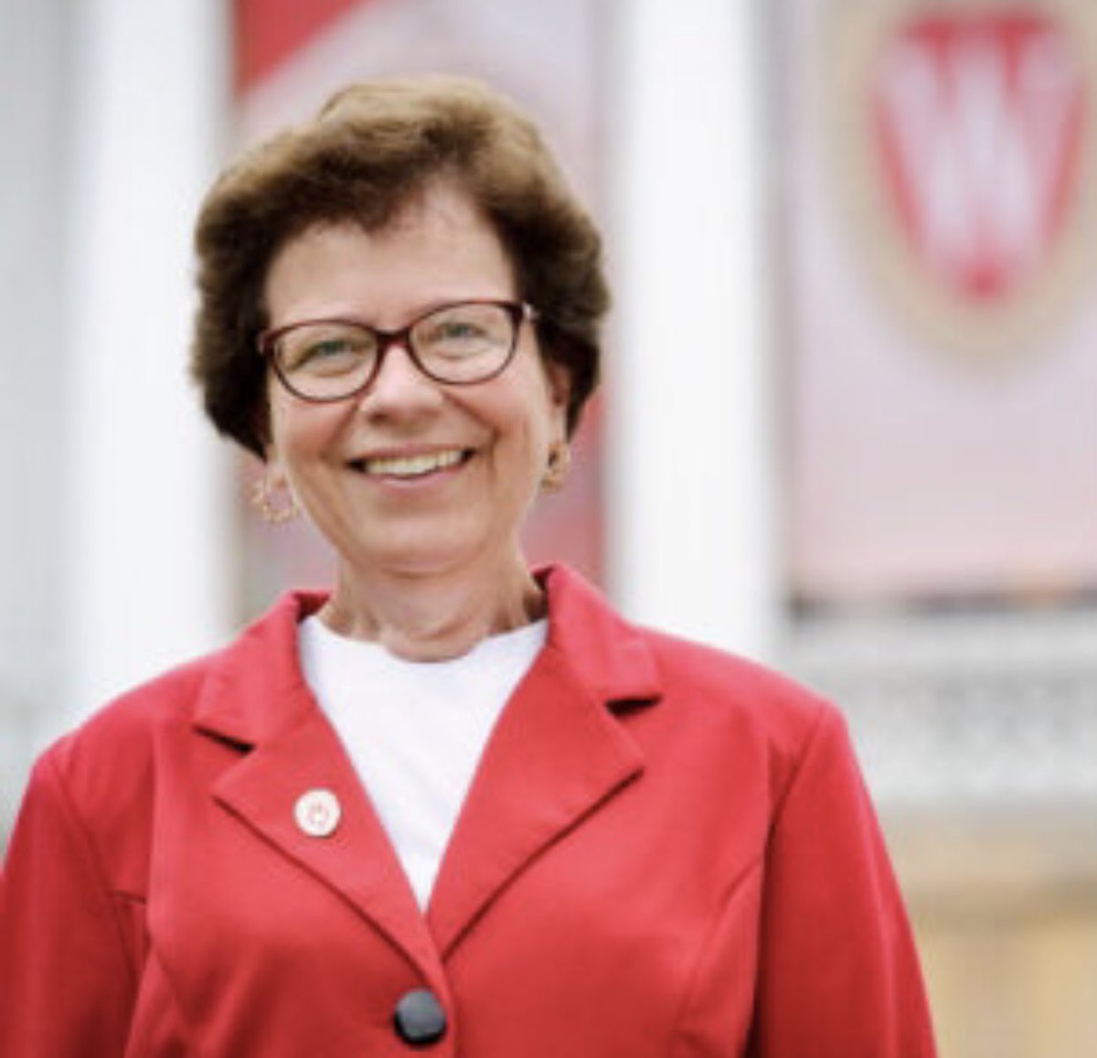 abbyolivieri's tweet photo. @BeckyBlank Only the best for your last year here. Miss u already ❤️ @UWMadison https://t.co/cRipdEXP9z