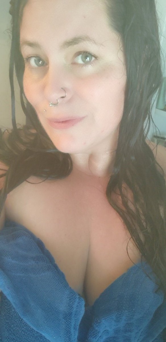 Sasha51118485's tweet photo. #steamy #showerpics #showertime #showers #bathtowel #CleavageAddition #RetweeetPlease #RETWEEETME #RETWEEET if you want to dry me off then dirty me up 😉 #followme https://t.co/54KKZNd84A