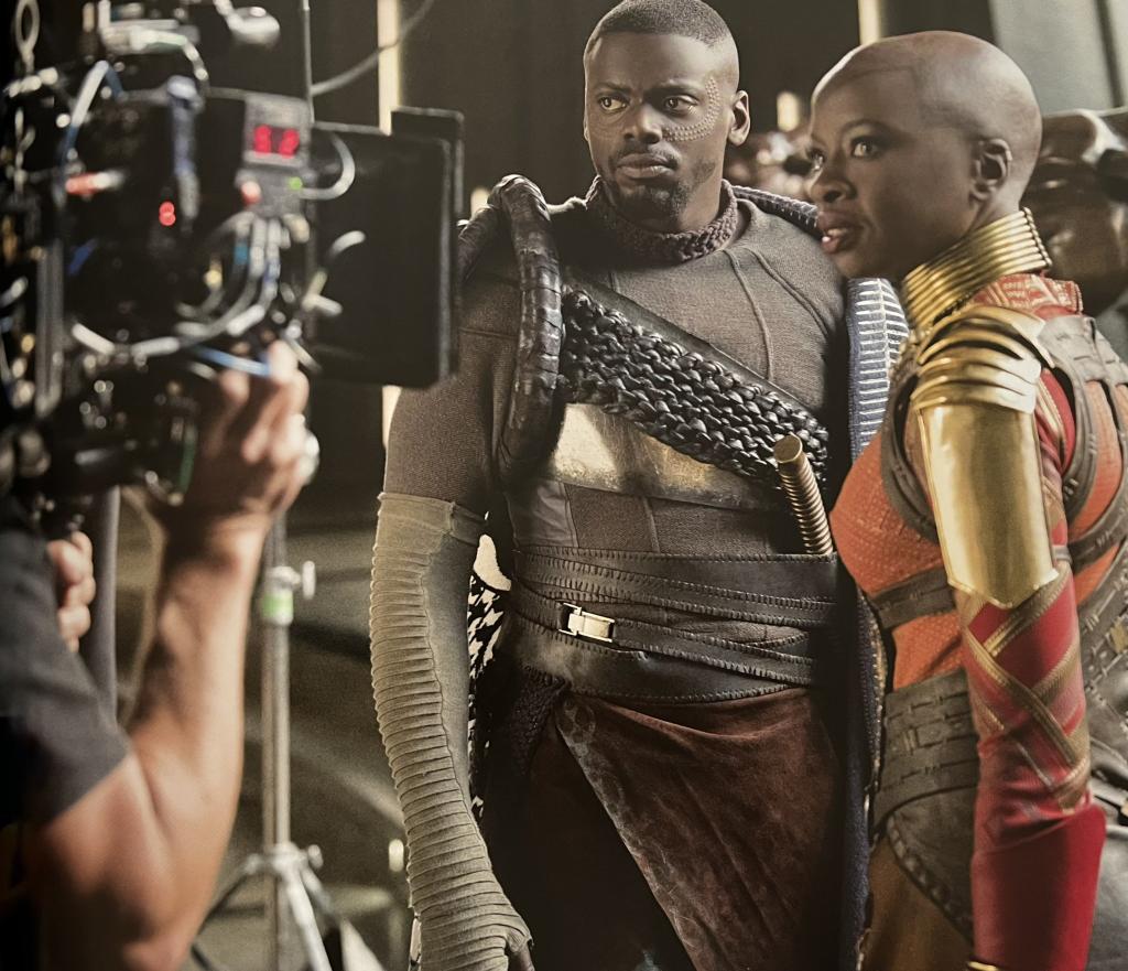 📸Novas imagens de <a href="/DanaiGurira/">Danai Gurira</a> como okoye nos sets dos filmes da marvel.