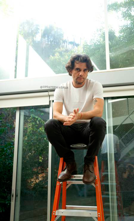 updateswagner's tweet photo. Fotos exclusivas do Wagner Moura para a revista ELA. Registradas pela lente da fotógrafa e esposa Sandra Delgado 🧡 https://t.co/tOYou4KEv9