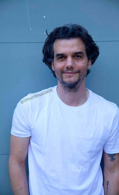 updateswagner's tweet photo. Fotos exclusivas do Wagner Moura para a revista ELA. Registradas pela lente da fotógrafa e esposa Sandra Delgado 🧡 https://t.co/tOYou4KEv9