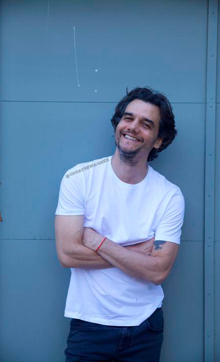 updateswagner's tweet photo. Fotos exclusivas do Wagner Moura para a revista ELA. Registradas pela lente da fotógrafa e esposa Sandra Delgado 🧡 https://t.co/tOYou4KEv9
