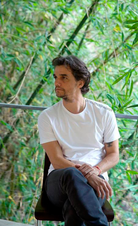 updateswagner's tweet photo. Fotos exclusivas do Wagner Moura para a revista ELA. Registradas pela lente da fotógrafa e esposa Sandra Delgado 🧡 https://t.co/tOYou4KEv9