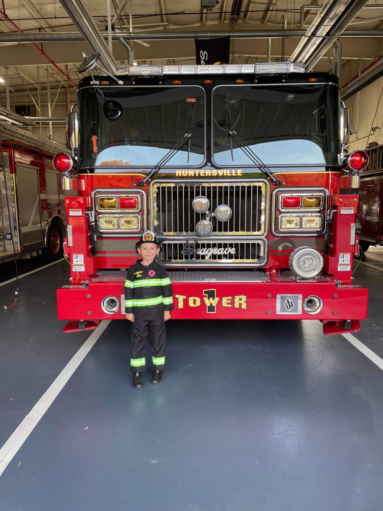 Huntersville_FD's tweet photo. A special visit this evening by ‘FF Emerson’ in honor of FF Jeff Hager and a Halloween in Huntersville. Thank you for honoring Jeff’s memory Emerson! #NeverForget #OneTownOneTeam #HuntersvilleFD https://t.co/RnA39LRToU