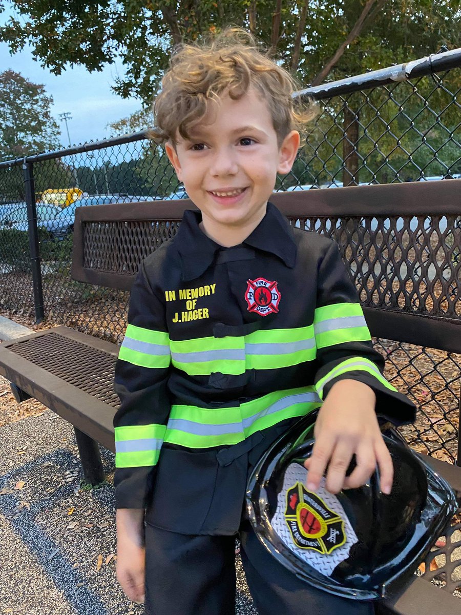 Huntersville_FD's tweet photo. A special visit this evening by ‘FF Emerson’ in honor of FF Jeff Hager and a Halloween in Huntersville. Thank you for honoring Jeff’s memory Emerson! #NeverForget #OneTownOneTeam #HuntersvilleFD https://t.co/RnA39LRToU