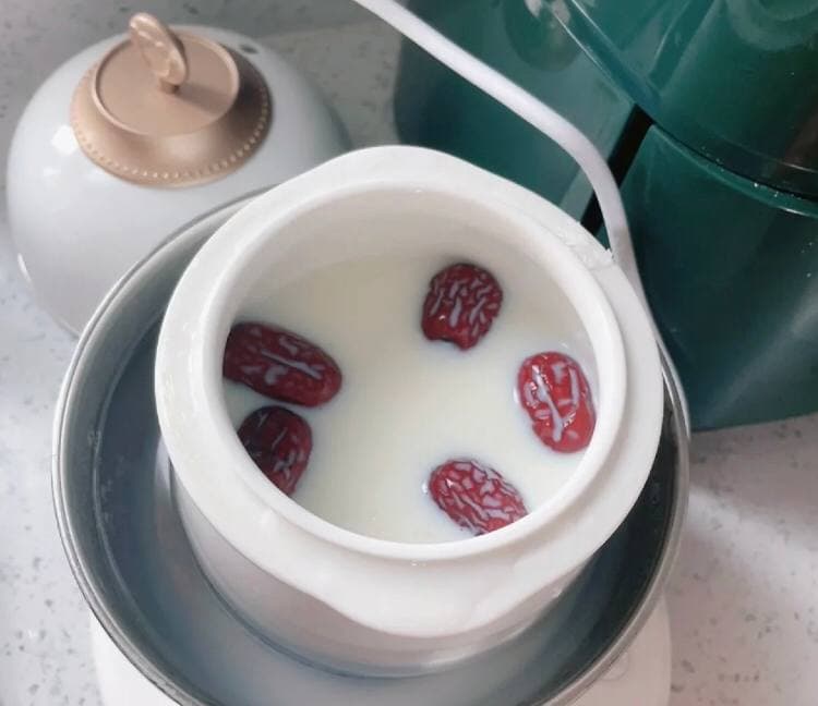 yuhuiwang5's tweet photo. Drinking a bowl of red jujube bird's nest milk after morning exercise can improve human immunity, promote white blood cell production, lower serum cholesterol, and be beneficial to the liver. After drinking the bird's nest, take a beauty sleep. https://t.co/cycHCEDZhr