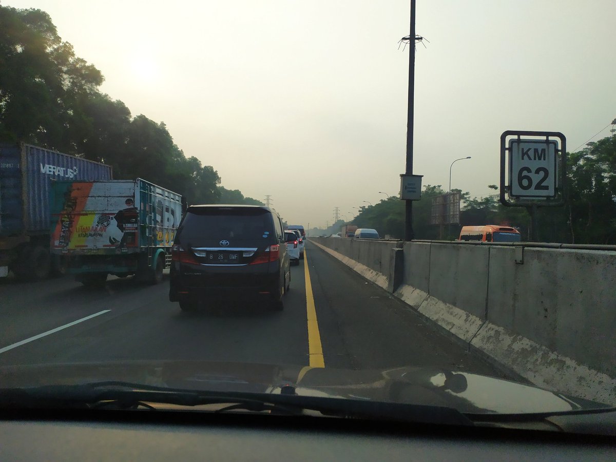 Gerard_Adi's tweet photo. @SonoraFM92 km 62 tol jkt-cikampk arah cikampek macet. Pkl  06.45. https://t.co/XVx8cJstq7