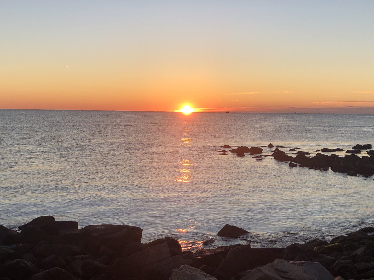 Emjay1028's tweet photo. Gorgeous #sunrise to kick off the #OceanState half marathon this morning. 😍 Thank you for an *amazing* race season @RaceTheRhode - so happy for in person races again & loved the swag! See you in 2022! #RhodeRaces #RhodeMaster #Narragansett #RI #SundayRunday #OceanStateRhodeRaces https://t.co/Y95fD2VvCo