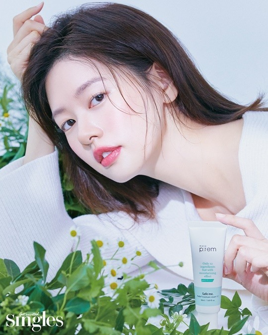 theseoulstory's tweet photo. 📸  Looking gorgeous! Jung So Min teams up with Singles magazine in her latest pictorial 😍

Source: https://t.co/yfrRWifkTS https://t.co/UG2zrwAbjH