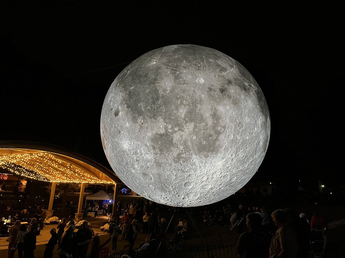 Producer_Carrie's tweet photo. Shoot for the #Moon #MoonlightOnMain #Belmont #NC @WFMY https://t.co/16KlpdDPDX