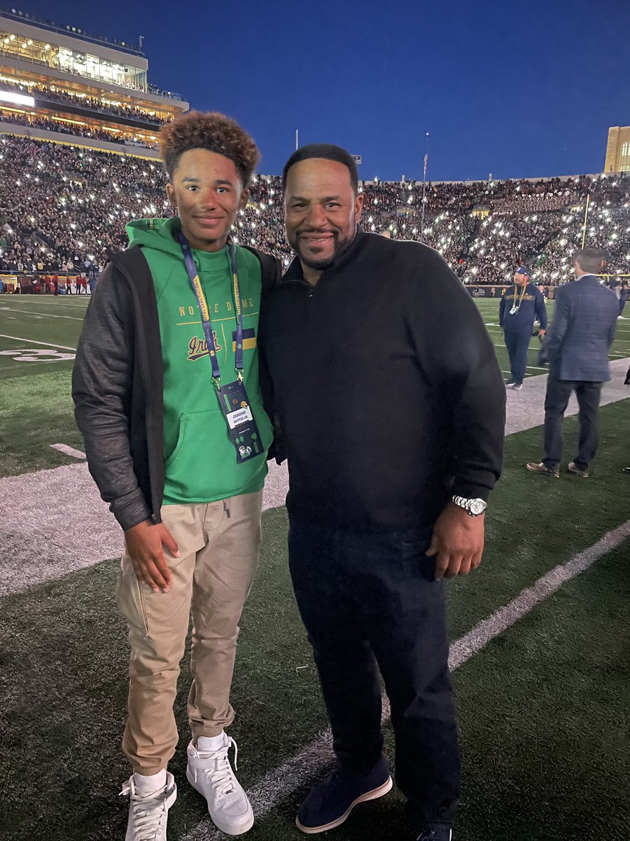 JeromeBettis36's tweet photo. Irish win☘️ Great to be back in South Bend with my family this weekend. Thank you @NotreDame and @NDFootball for having us. #goirish https://t.co/1E9zNWrRkb