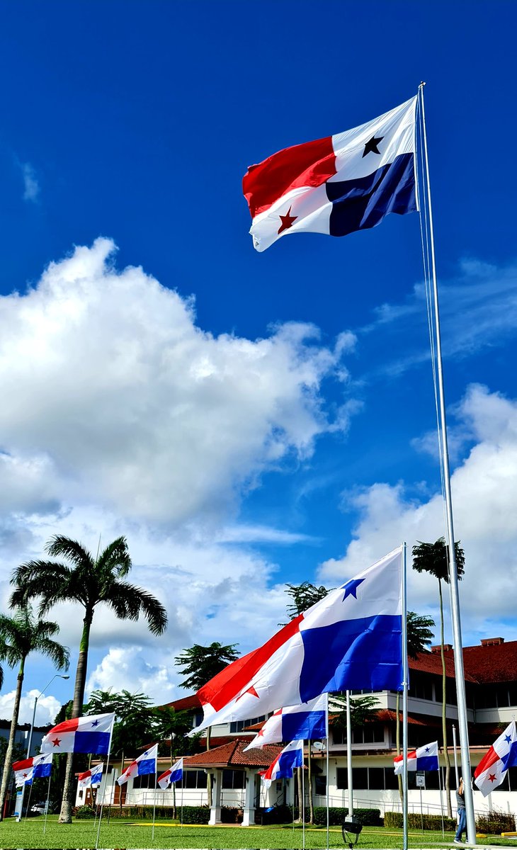 juliojiangwei's tweet photo. Dos almas nunca se encuentran por casualidad, sino por el destino🇨🇳🇵🇦 Gracias a Panamá por despedirme con el paisaje pintorésco, gracias a mis queridos 🇵🇦 por amor, cariño y fraternidad, gracias a mi querido @weiasecas y queridos colegas. Puente del Mundo siempre en mi corazón❤️ https://t.co/2EFQSrMpCs