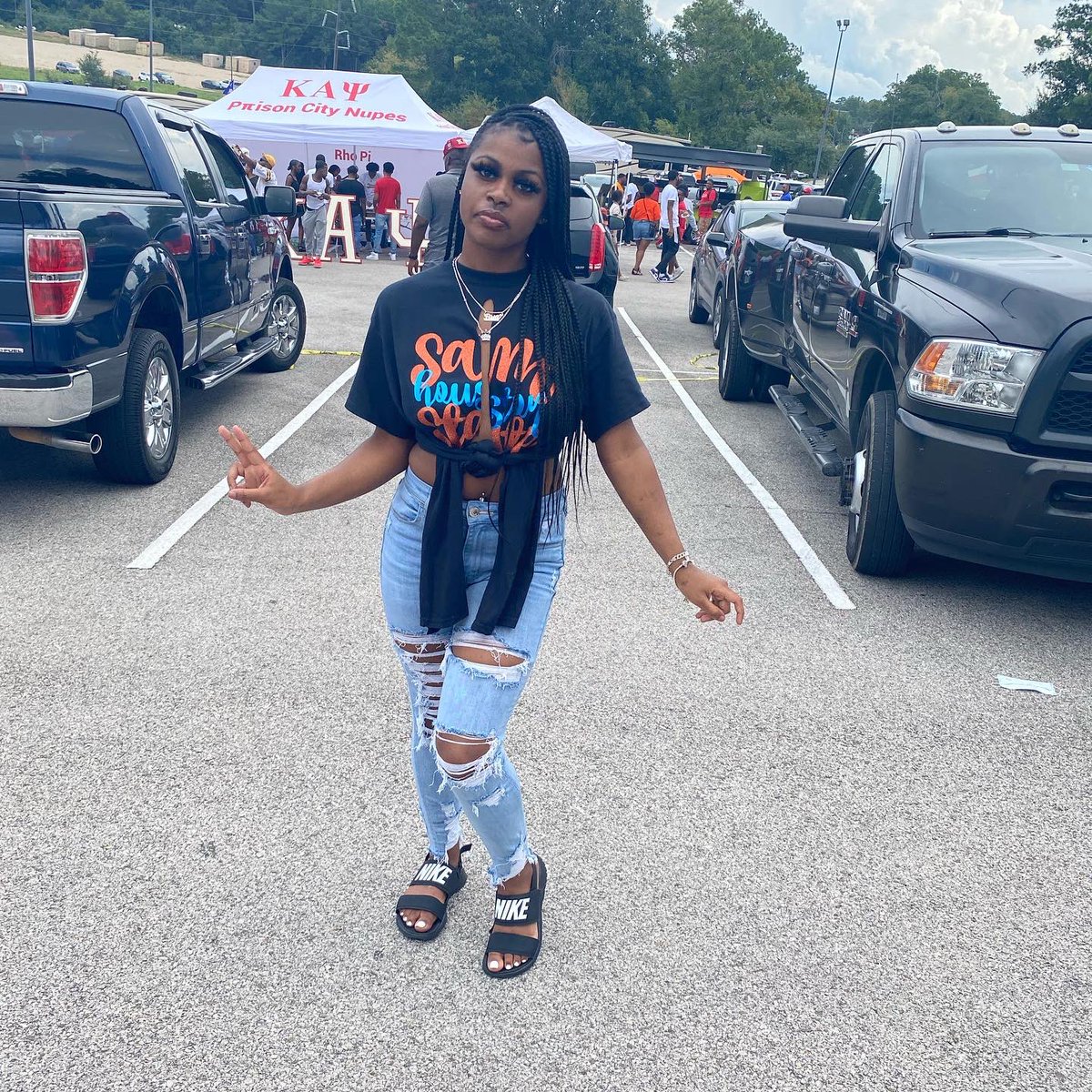 bmaarieee's tweet photo. pretty brown bad b 🤎🧚🏾‍♀️ #blacksam #SHSUHOCO https://t.co/2VPYPiNDd5