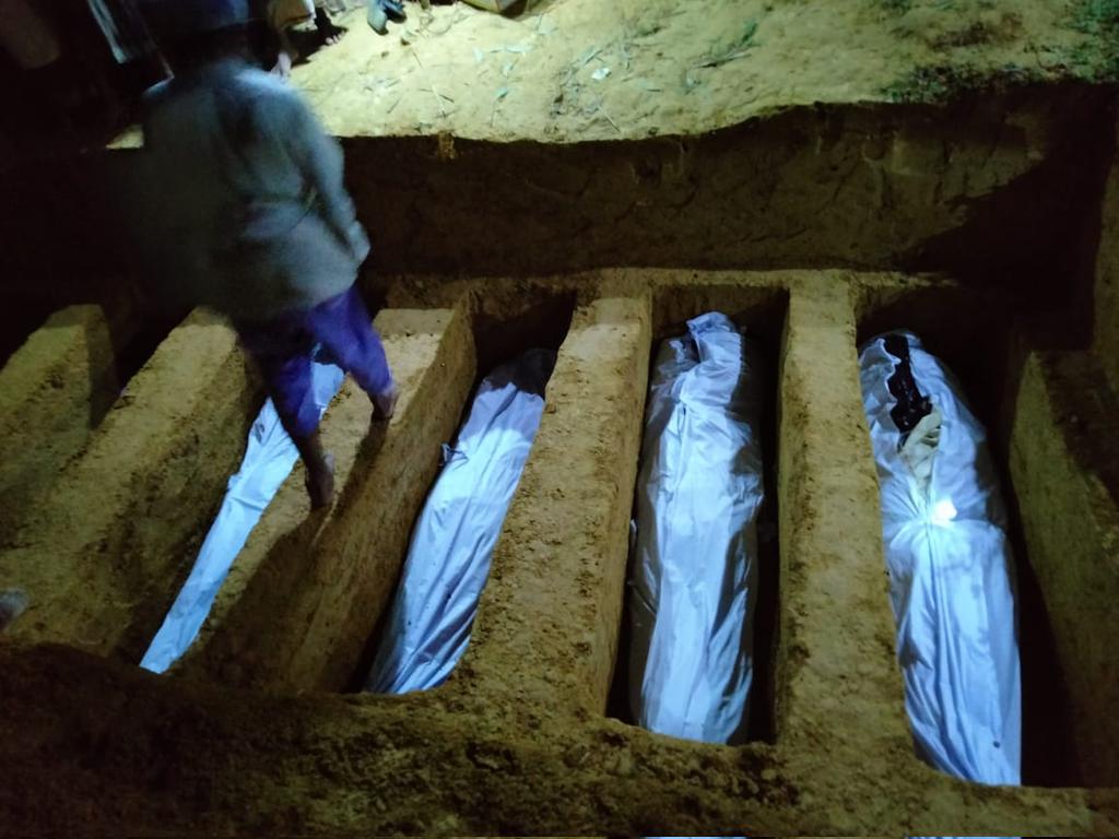 Abdulla_AH7's tweet photo. Funeral of the 7 seven #Rohingya religious teacher and students has performed last night.These ppl were killed by the criminal in camp-18 and resulted more than 13 injured. The attack was held 3 weeks later of #Muhibullah assassination and we condemn such criminality in the camp. https://t.co/3d90zD9PWd