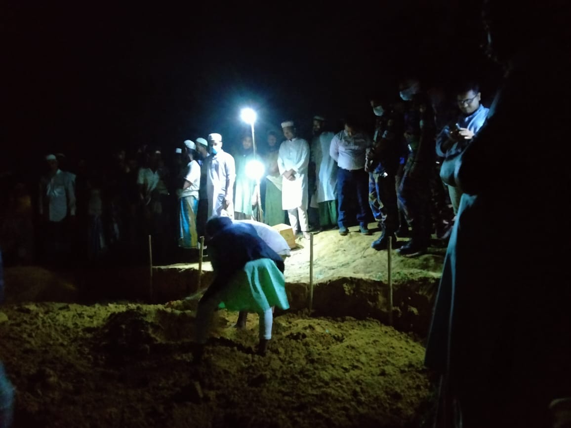 Abdulla_AH7's tweet photo. Funeral of the 7 seven #Rohingya religious teacher and students has performed last night.These ppl were killed by the criminal in camp-18 and resulted more than 13 injured. The attack was held 3 weeks later of #Muhibullah assassination and we condemn such criminality in the camp. https://t.co/3d90zD9PWd