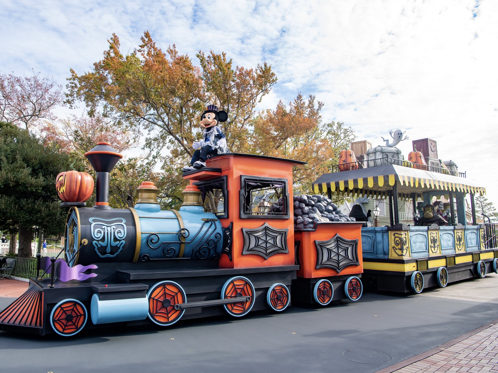 Mezzomikiのディズニーブログ マレフィセント グーンが登場 東京ディズニーランド ハロウィーンモーニング パスポート ミッキーのグリーティングパレード ウィズ ヴィランズ 本日より公演スタート 詳しくは T Co El4tahari0 T