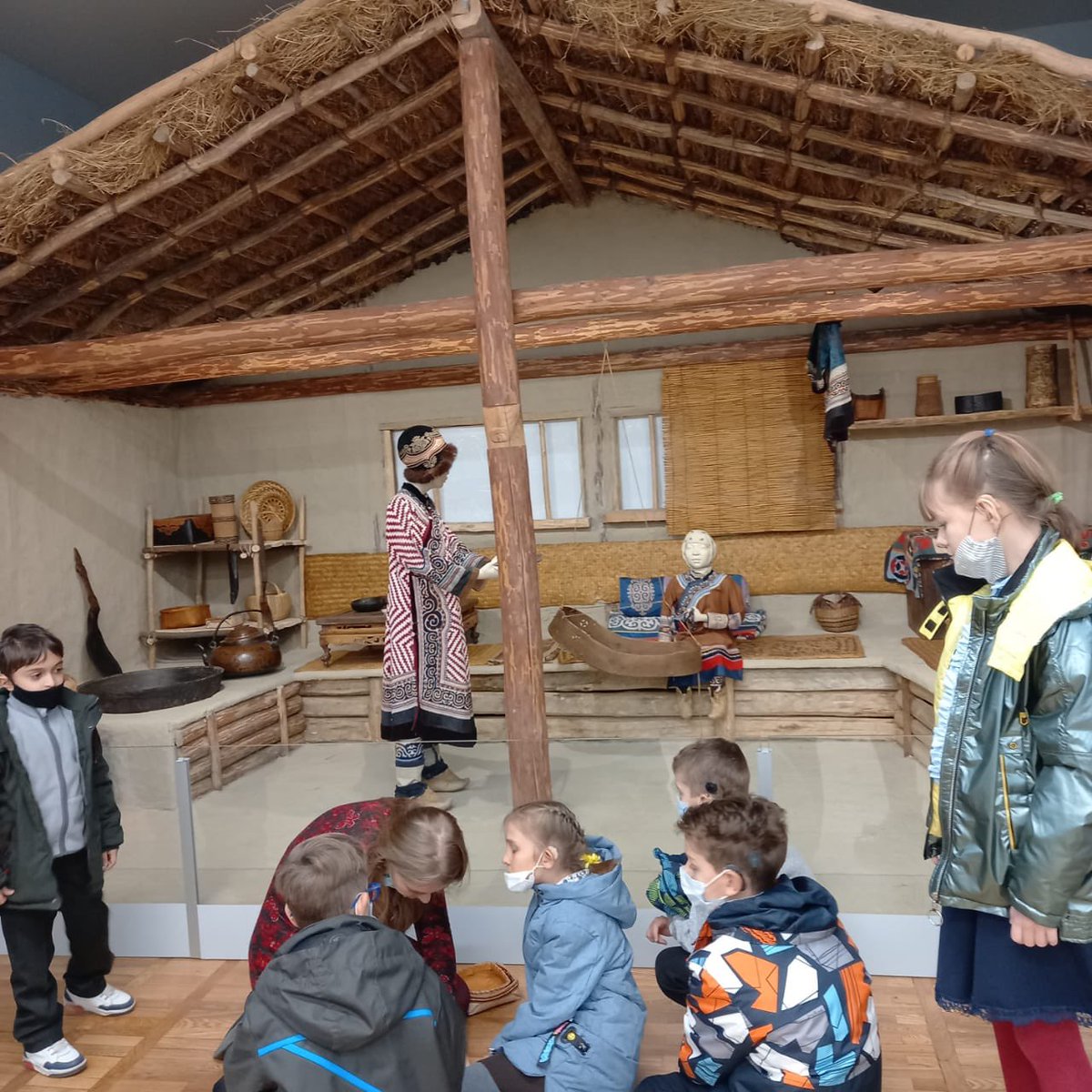 SintshHb's tweet photo. Ученики 4 «А» класса на выставке «Жизнь и быт народов нижнего Амура» в музеи им. Гродекова 👍

#школаинтернат6 #КГБОУШИ6 #Дети #Школа #Урок #Экскурсия #Выставка #БытИЖизнь #Знания #Интерес #Хабаровск #ХабаровскийКрай #НародыХабаровска #Октябрь #Осень #Россия https://t.co/nSJH1Dm2xM