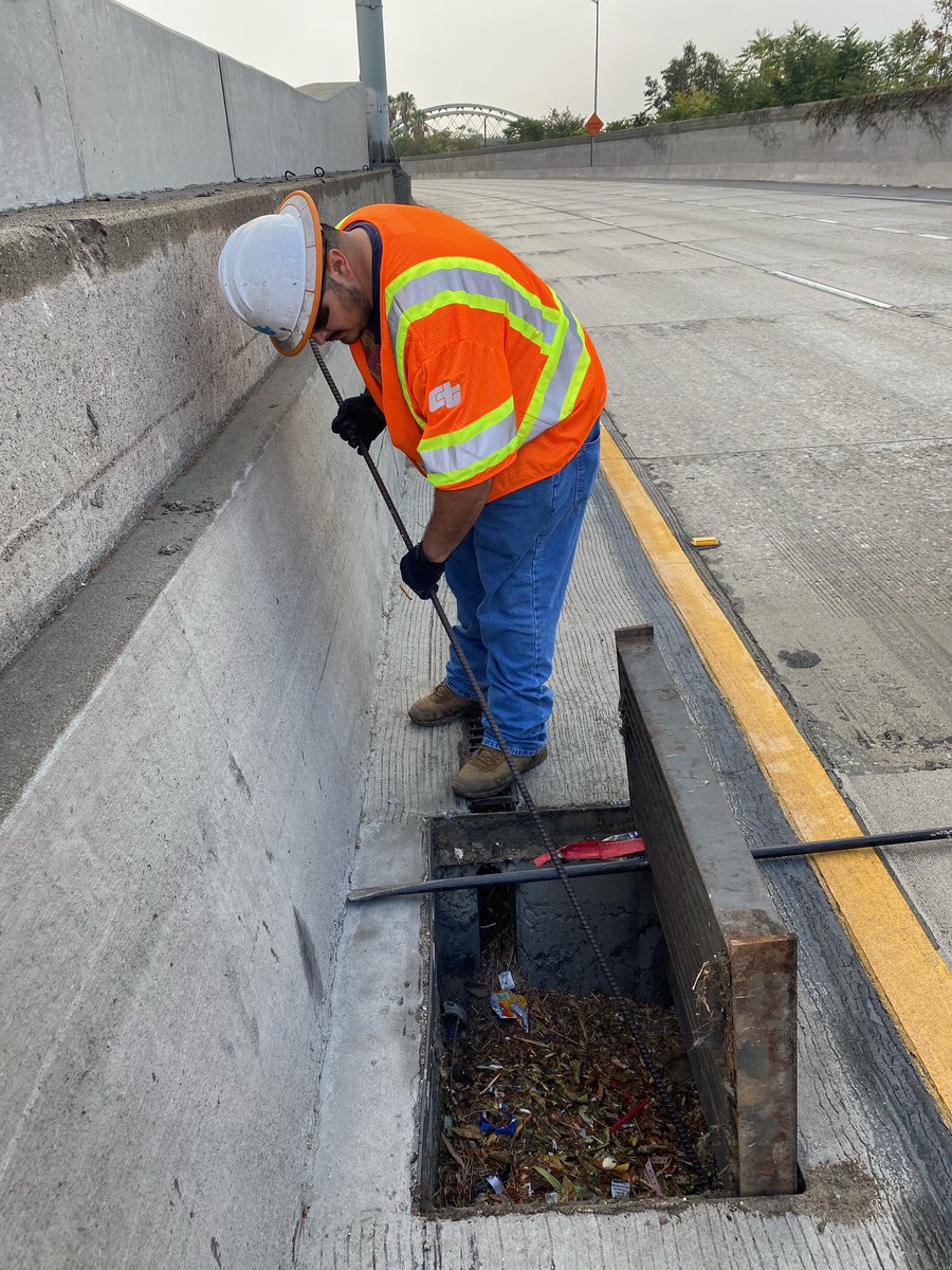 CaltransDist7's tweet photo. π #CaltransDist7 Swarm on US101 in #DTLA this weekend. #BoyleHeights Clearing drains to prepare for storms. 2 of 8 https://t.co/kJ1KM9NiYv