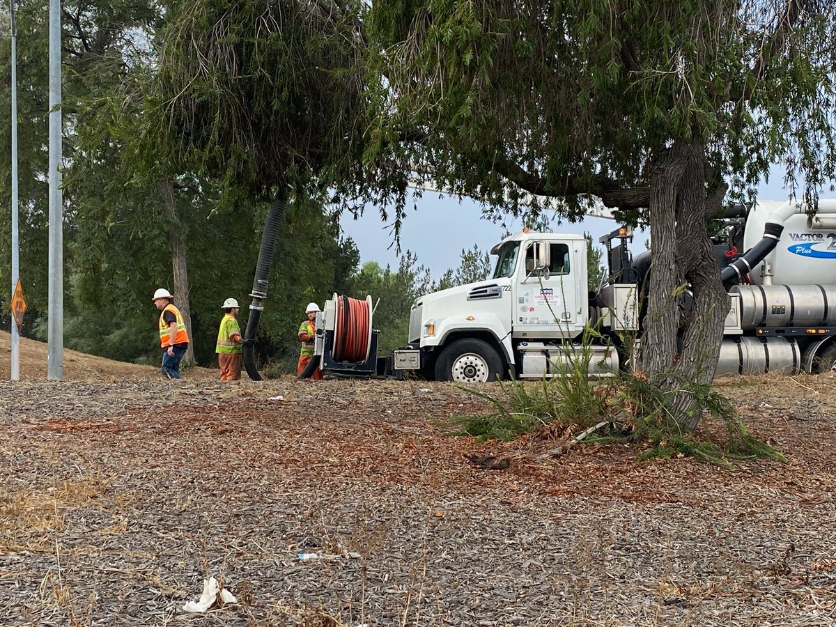 CaltransDist7's tweet photo. π #CaltransDist7 Swarm on US101 in #DTLA this weekend. #BoyleHeights Clearing drains to prepare for storms. 2 of 8 https://t.co/kJ1KM9NiYv