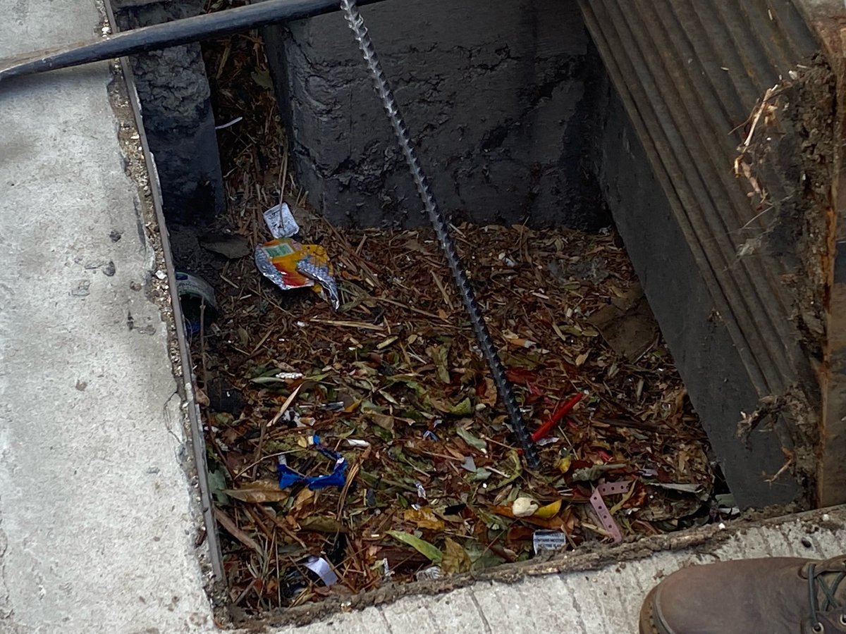CaltransDist7's tweet photo. π #CaltransDist7 Swarm on US101 in #DTLA this weekend. #BoyleHeights Clearing drains to prepare for storms. 2 of 8 https://t.co/kJ1KM9NiYv