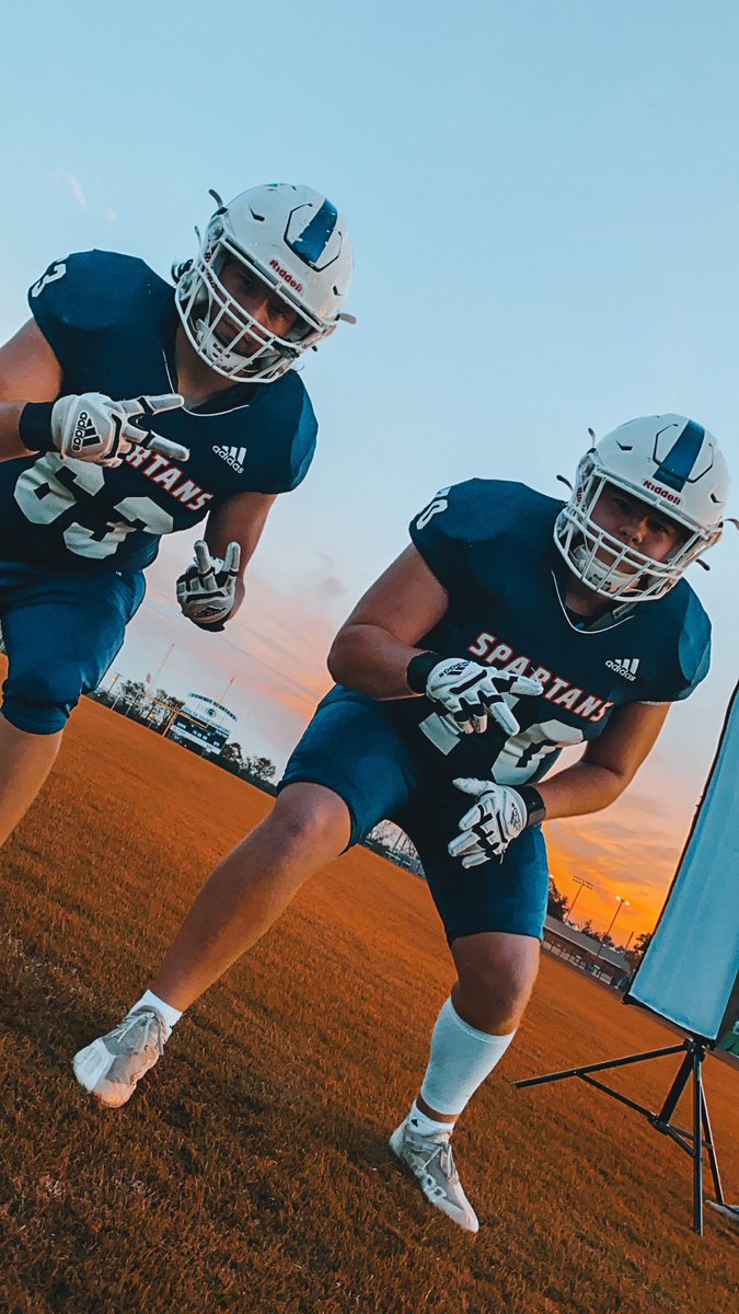 SENIORITYPHOTO1's tweet photo. 👀A little #BTS in the Hill tonight with the Spartan fam… Some next-level 📸 SENIOR stuff on the way for the Playoffs!! #SPARTYPARTY @brady_pierce13 @Destinwade1 @KeatenWade @63TyGarber @MatthewMullen70 @SummitSquad @GridSummit https://t.co/wrqReuNrbm